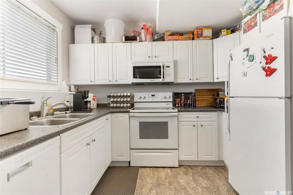 Evergreen小区1215尺错层独立屋出售, 本地西人业主，4房3卫，半地下室带合法出租1厅 1房间1卫分电表，独立出入独立洗衣烘干，另有1大活动空间用于主层住户使用，双车库外加1室外停车位，拐角地块多停车位，带露台，采光好，步行百米至两所小学及公园。 - 23