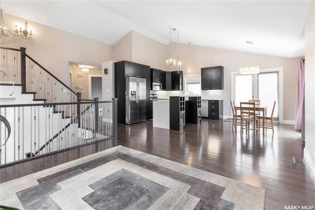 Willowgrove小区Royalty建商2010年建1284尺错层4室3卫独立屋出售。步行近公园，学校，购物。高档装修配置：挑高层高，实木地板，厨房大理石台面升级橱柜搭配背景墙砖，不锈钢家电。超大主卧带步入式衣柜，豪华洗手间全墙贴砖，带按摩浴缸。半地下室大窗户专业装修有1房1 - 8