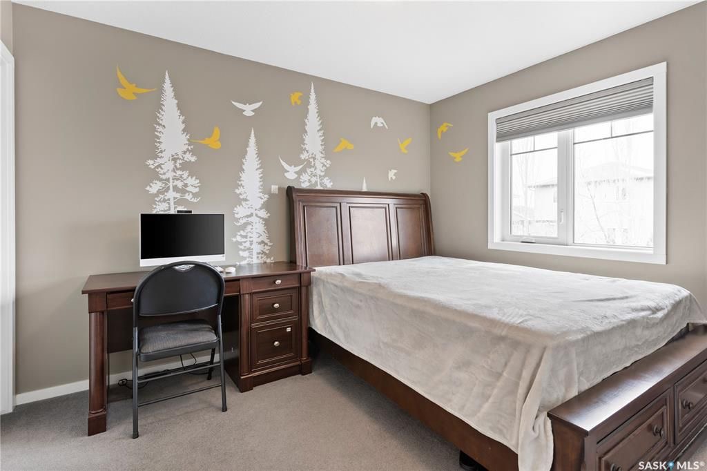 Willowgrove小区Royalty建商2009年建1324尺错层4室3卫独立屋出售。安静内街，步行近公园，学校，购物。高档装修配置：挑高层高，实木地板，厨房大理石台面升级橱柜搭配背景墙砖，不锈钢家电，新冰箱。超大主卧带步入式衣柜，豪华洗手间带按摩浴缸。半地下室大窗户专业装修 - 12