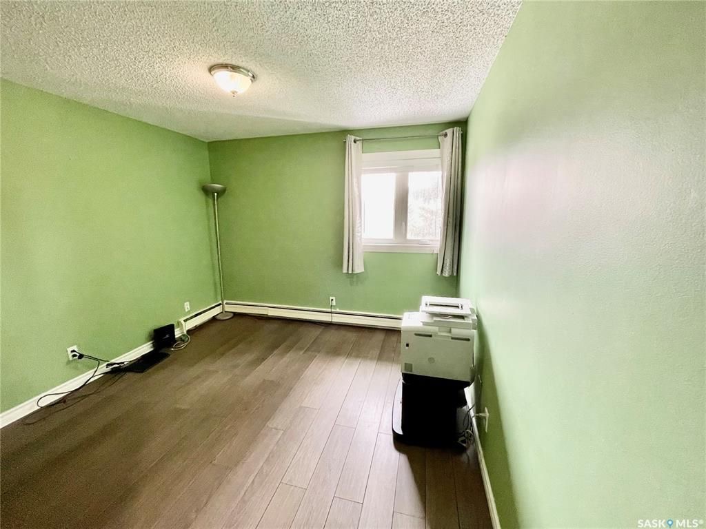 Wildwood小区828尺2室1卫公寓出售。位于近大学，近8街，近公园，商圈，且公交线路发达，交通便利。两间大尺寸卧室，各带大衣橱。3楼顶层边户安静，含阳台，一个地上车位，独立洗衣烘干机。挂牌价格：$125000。有意请联系地产经纪Gary Gai 盖王睿 3063413677 - 8