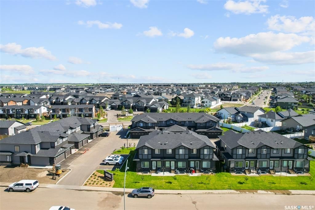 Evergreen小区2021年建1535尺3房3卫边户联排出售，带连房子双车库外加双车道，独立院子。一楼9尺层高，开放式设计，多窗户好采光。客厅带壁炉造型墙，厨房大理石台面，升级橱柜，另有独立收纳间，不锈钢家电，抽油烟机外排。二楼有3个大卧室外加一个多功能厅。主卧带步入式衣柜和 - 20