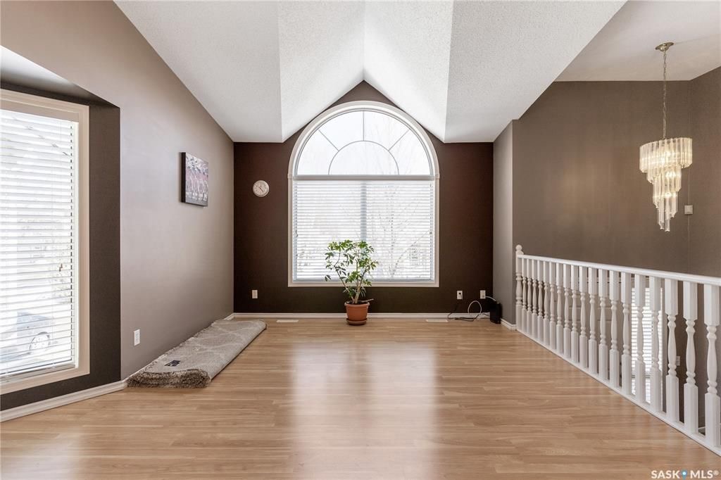 Wildwood小区错层边户联排出售。3房2卫连房子单车库外加室外双停车位，后院露台。主层挑高天花板，合成板地板，半地下室大窗户，近期更换高校锅炉和热水器。房屋保养优，采光好，近公园，学校，购物。挂牌价格 $305,000。详情联系地产经纪Gary Gai 盖王睿 3063413 - 7