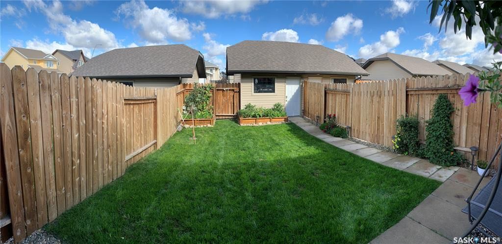 Evergreen 小区2013年建3房3卫联排别墅出售。房屋状况如新，可步行至小学和公园，近购物。一楼客厅宽敞明亮，9英尺层高，高级复合板地板，全花岗岩台面，枫木橱柜，厨房设备齐全。二楼洗衣房，超大主卧带完整洗手间和步入式衣柜。地下室未装修。带中央空调。私密后院，单车库外加一车 - 9