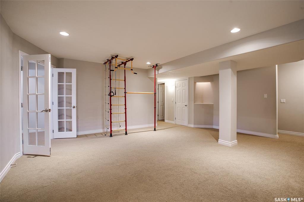 Willowgrove小区双层独立屋出售，位置处于小区中心最佳路段之一，安静宽敞街道，西人好邻居，可步行至两所小学及公园，同时也近附近商圈和两所高中（Centennial Collegiate 和 St Joseph High School）4房4卫 - 8