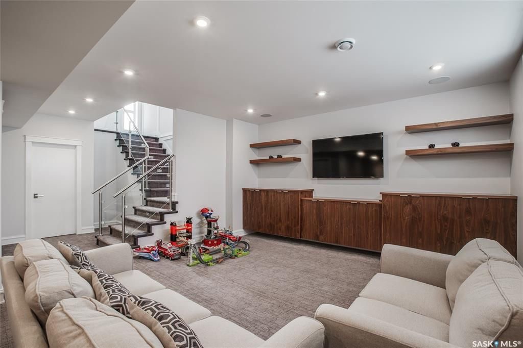 稀缺Rosewood小区背靠绿地，近湖私密，步行至小学，近2400尺4房5卫独立屋出售。前样板间，过8000尺大地块，里外顶级装修配置，挑高18尺高跃层吊顶客厅，开放式设计，顶配装修大尺寸厨房，卫浴，多面大窗户采光极佳，每个卧室均有独立洗手间配置。地下室装修有大活动厅 - 8