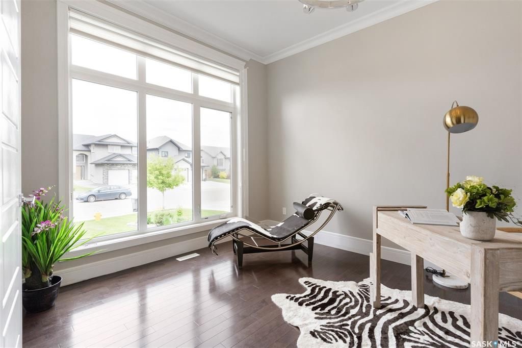 Rosewood小区核心安静路段，步行至小学公园，近2600尺5房5卫豪华装修独立屋出售。一楼入户挑高顶，超大独立办公室，实木地板，10尺层高，超大客厅天然气壁炉，开放式厨房，枫木橱柜到顶，大理石台面，天然气明火炉头。 二楼4房3卫。主卧带干湿分离洗手间地热，双洗手台，步入式衣柜 - 8