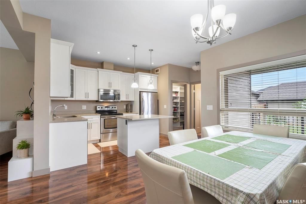 Evergreen小区核心路段2014年建1347尺4房4卫边户双车库联排别墅出售。房屋状况如新，可步行至小学和公园，近高中近购物。一楼客厅宽敞明亮，9英尺层高，高级复合板地板，全花岗岩台面，白色经典橱柜带阻泥，厨房不锈钢家电齐全。二楼洗衣房，超大主卧带完整洗手间和步入式衣柜。地 - 11