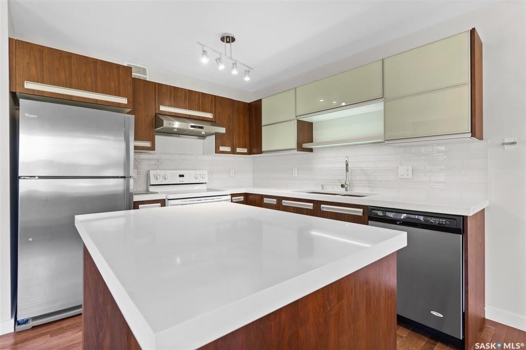 Willowgrove小区多窗大边户1340尺 3房3卫地下室装修安静联排出售。2013年建，步行至小学，购物，公园。背靠私密绿地，好采光，高档装修，新换地板，大理石台面，现代橱柜，不锈钢家电。全新刷漆。二楼3个大房间尺寸足，洗手间带天窗好采光。地下室完全装修有一个大家庭厅一个独 - 12