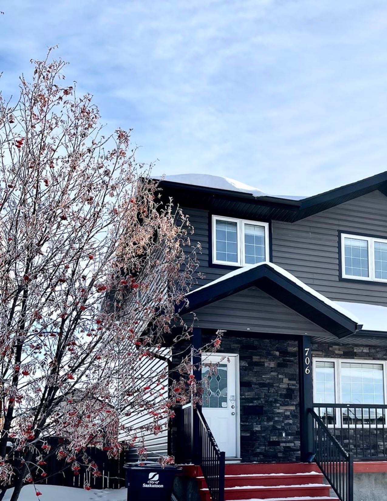 Willowgrove小区安静核心路段4房4卫独立屋出售。步行百米至两所小学，步行15分钟可至百年高中及附近购物。房屋全新刷漆保养如新。开放式设计，实木地板，理石台面，枫木橱柜。二楼三个卧室均更新为木地板，大主卧带独立洗手间配有冲浪浴缸。地下室加高层高，装修有一房一厅一卫。另有朝 - 4