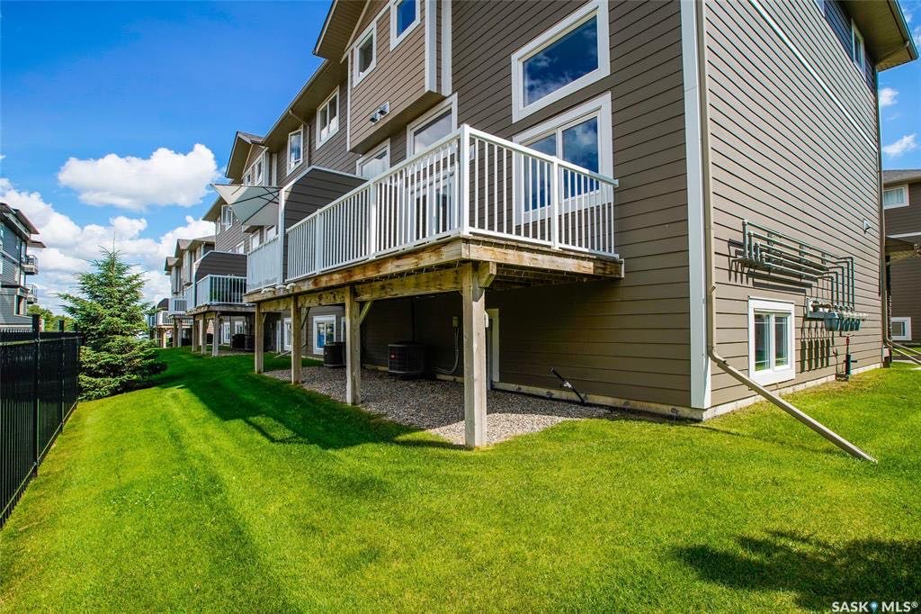 Stonebridge小区 1634 尺联排 4房4卫，安静边户，出售。大面积，挑高顶客厅，大窗户，厨房理石台面和不锈钢家电，主卧带独立洗手间。半地下室带大窗户。连房子单车库。步行可到小学，超市，公园。挂牌价格：$289000。详情请联系Royal LePage地产经纪Gary - 3