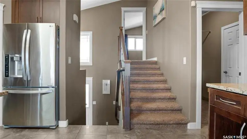 Willowgrove小区1676尺5房3卫错层独立屋出售，绝佳路段背靠农地美景，私密无遮挡视野，可赏极光。开放式设计，挑高尖顶，额外采光天窗，实木地板，大理石台面，主卧带步入衣柜独立洗手间带按摩浴缸，半地下室大窗户9尺层高，2房1超大活动厅。双车库带保温，大后院双层大露台。房屋 - 8