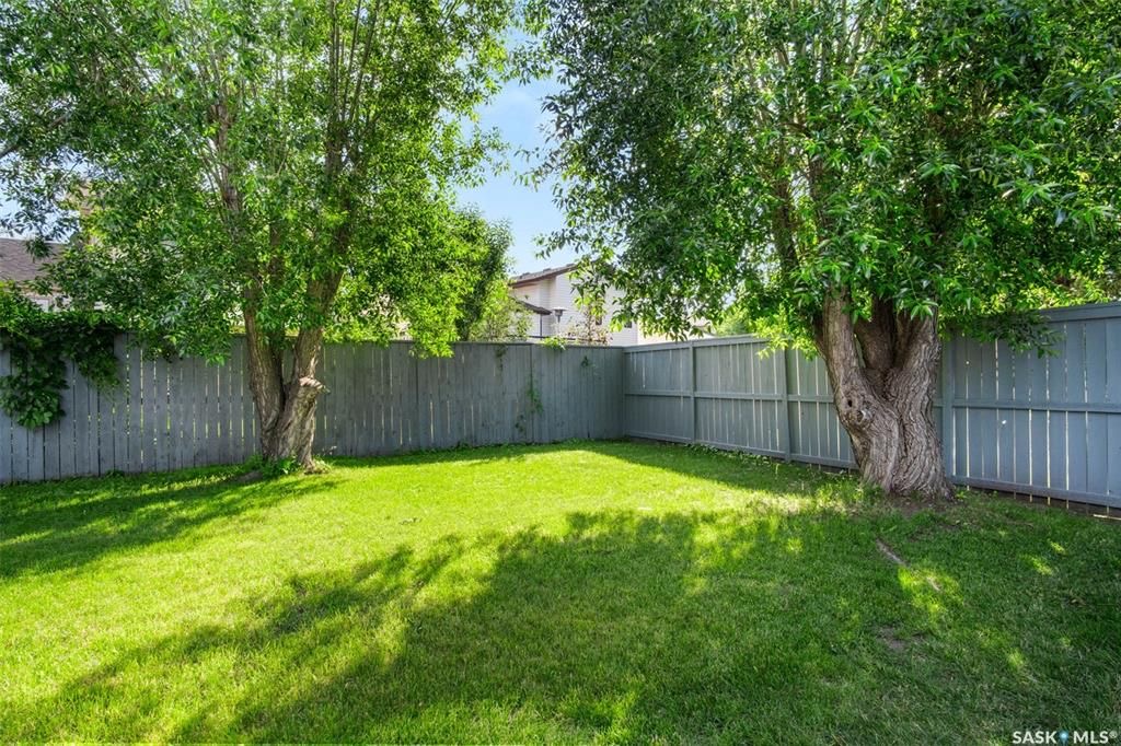 Erindale小区核心地段4房3卫1845尺独立屋出售。步行百米至两所小学Dr. John G. Egnatoff & Father Robinson), 两所高中 St Joseph & Centennial Collegiate, 购物及公园。房屋保养极佳，好格局，采光通透 - 30