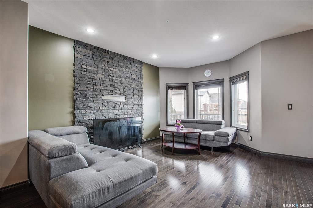 Willowgrove小区 2008年建 1587尺3房3卫独立屋步行100米至Willowgrove小学。地下室带独立出入口。独立院子，大尺寸双车库。高品质高档装修（加高层高，多窗户，大理石台面，大洗手间带冲浪浴缸。前后院铺地砖免维护。挂牌价格 $399000。详情联系Gary - 5