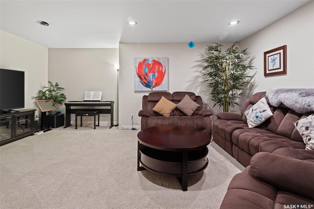 Willowgrove小区2014年建3房3卫联排别墅出售。本地人业主，地理位置安静私密，房屋年代新，整体保养好。交通便利，可步行至两所小学和公园，近百年高中，近购物中心。一楼多窗户朝南自然光充足，客厅宽敞明亮。实木地板，理石台面，纽约现代风橱柜，不锈钢家电。二楼3大卧室，主卧超 - 20