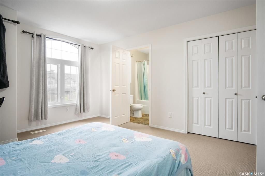 Willowgrove小学边3房4卫联排出售。步行至百年高中，公园超市购物，封闭小区1330尺，2007年建，保养如新。一楼大厅实木地板，枫木橱柜大厨房，2 楼两个大卧室各自带独立洗手间，地下室装修一房一厅一卫。另有一车库一车位。挂牌价格 $329900。详情联系Royal Le - 20