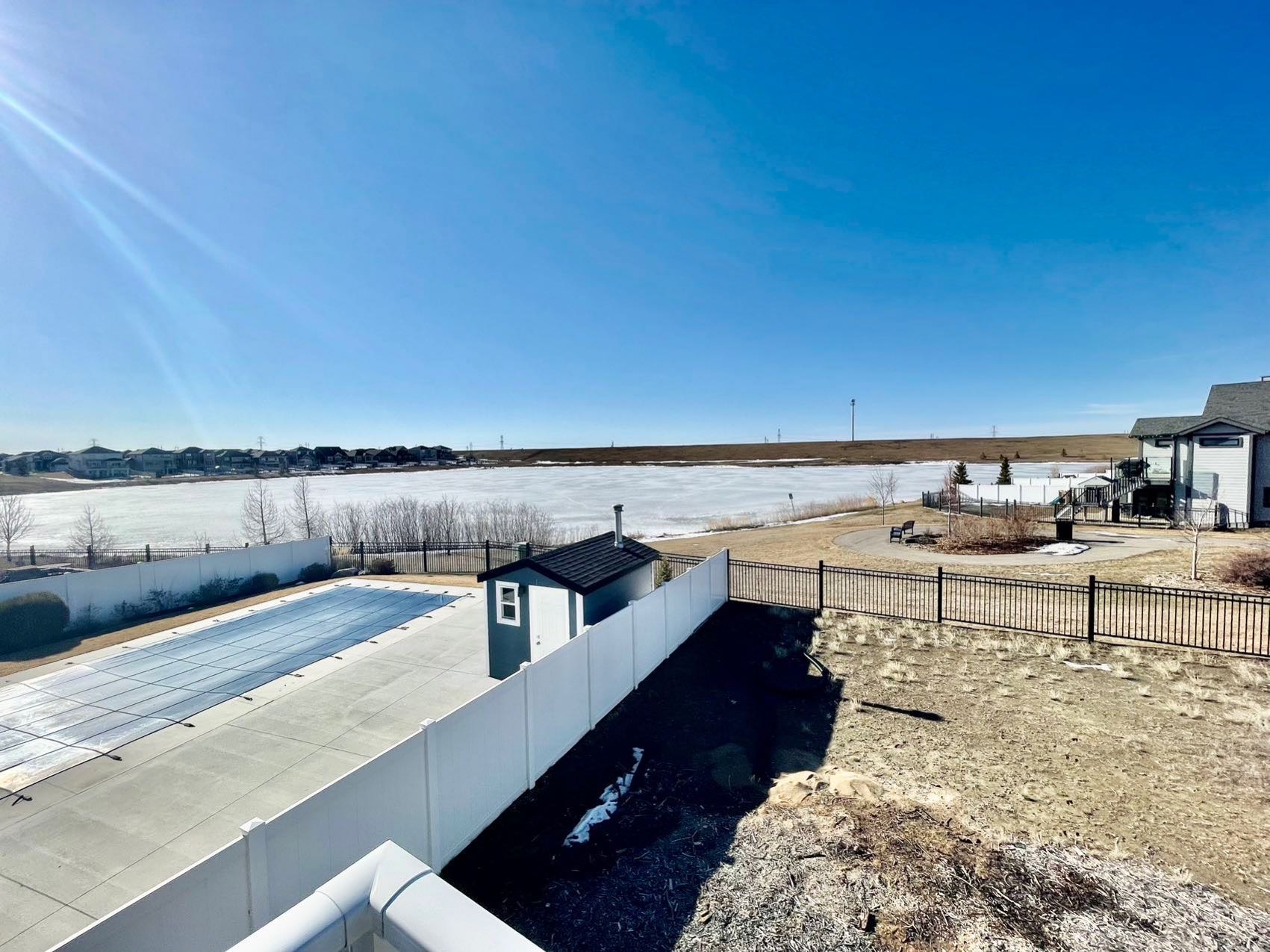 Stonebridge小区1386尺地下室步出式平层独立屋出售。8000尺大地朝南大院子，背靠公园湖景。2房+1书房+2洗手间。高档装修：9尺层高，实木地板，枫木橱柜，大理石台面，天然气壁炉。里面有一个免维护大露台。地下室未装修，后院未完成。步行可至小学，购物，大公园等。房屋年代 - 8