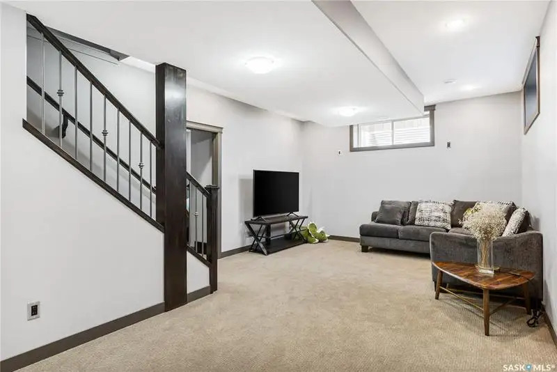 Willowgrove小区Blackrock建筑商两层4房4卫独立屋出售。位于小区安静私密钥匙扣路段，近小学，公园，购物。高档装修，三层窗户，实木地板，天然气石头装饰壁炉，枫木厨房大理石台面，升级洁具。二楼外加多功能厅。主卧带步入衣柜，豪华装修洗手间。地下室装修有一房一活动厅一卫 - 25