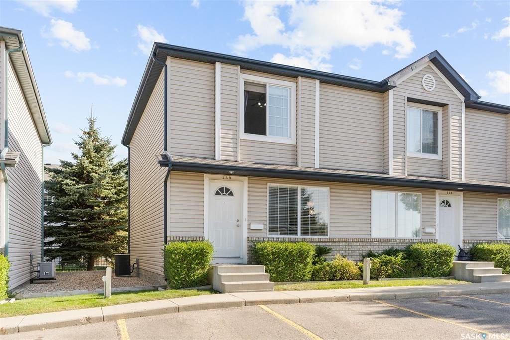 Arbor Creek小区2003年建1116尺s边户2室2卫联排出售，私密安静，地下室装修有一个大活动厅 ，有冷气空调。近小学，高中，公园，商业购物方便。采光好，保养状况好，带两个停车位，新换冰箱。挂牌价格：$235000。 有意请联系地产经纪Gary Gai 30634136 - 4