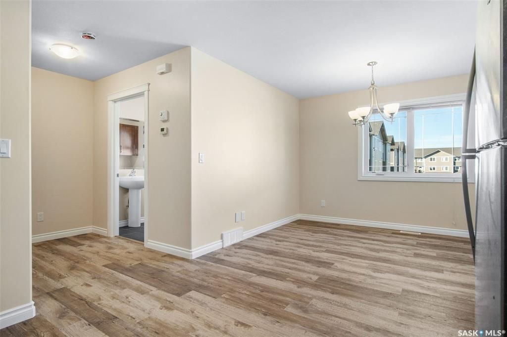 Stonebridge小区4房4卫翻新升级联排出售。近1500尺超大面积，步行至周围小学，公园，购物。大厅12尺挑高，全屋大部分全新换合成板地板，全屋全新刷漆，厨房枫木橱柜大理石台面，楼上3个大卧室，主卧带步入式衣柜和独立洗手间，半地下室完全装修好一房间/活动厅，大窗户外加洗手间 - 12