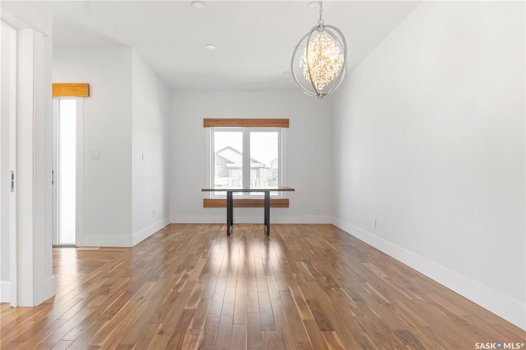 Aspen Ridge小区超大尺寸2016尺两层独立屋出售。好采光，保养如新，高档装修：9尺层高，实木地板，大理石台面，壁炉，不锈钢家电。主层有额外书房，二楼4个大卧室，地下室保温完成。带露台和独立双车库。挂牌价格：$499000。 有意请联系地产经纪Gary Gai 30634 - 6