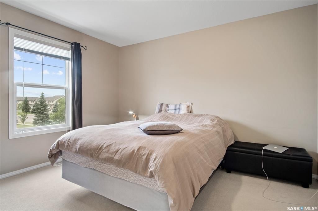 Lakewood小区2005年建3室2卫联排，1124尺。近公共交通，步行公园，超市购物。一楼实木地板，好采光，大尺寸客厅厨房。二楼三间大尺寸卧室，主卧带步入式衣橱。屋内储存空间巨大。地下室完全装修一个大家庭房和储物房。后院大露台，且不靠邻居私密性强。有中央空调，中央吸尘和较新锅 - 7