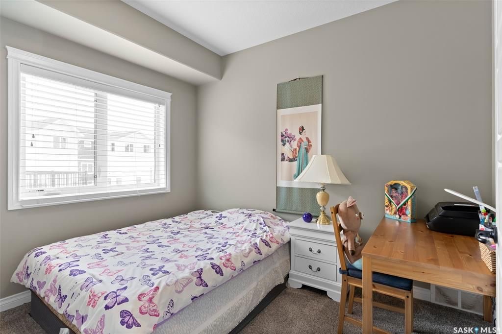 Evergreen小区近1500尺Jaylin Homes建商错层独立屋出售，5房3卫2书房，半地下室带合法出租2房1厅1厨1卫分电表，独立出入独立洗衣烘干，另有1房1厅1书房空间用于主层住户使用，高档装修，连房加大尺寸双车库，超大扇形地块，免维护带棚露台，三层窗户。主层9尺高天 - 14