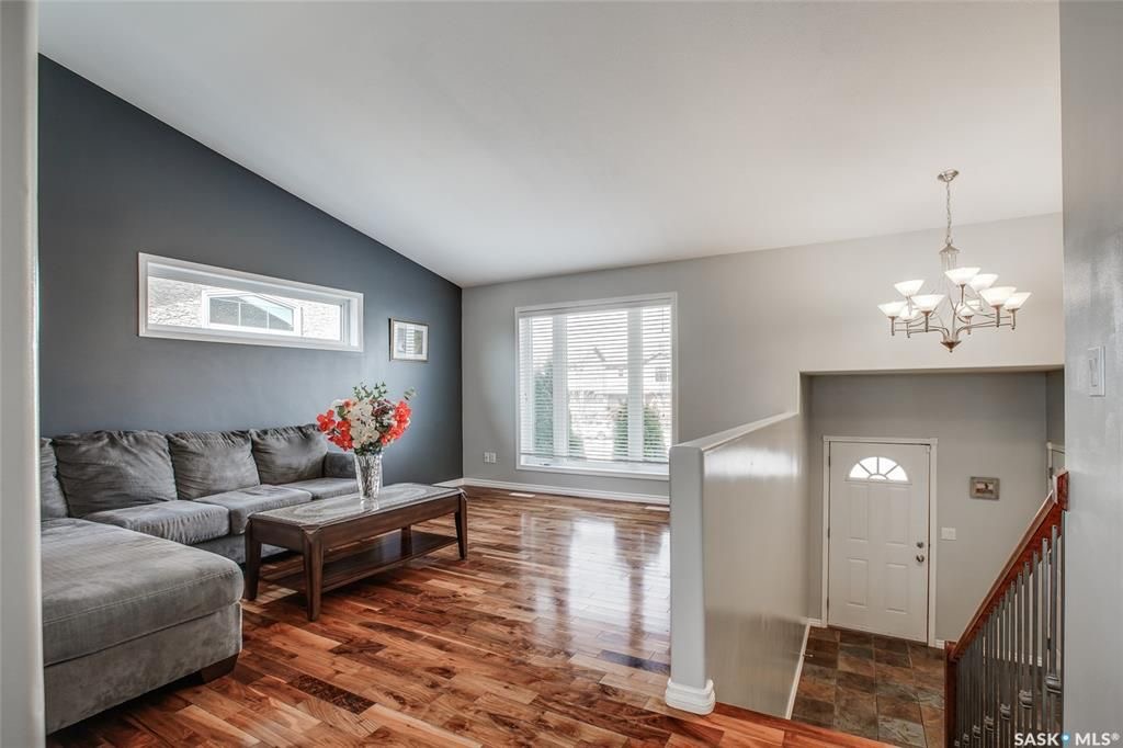 Willowgrove小区2006年建1289尺错层5室3卫独立屋出售。步行近公园，学校，购物。高档装修配置：挑高层高，高配实木地板，大厨房带充足储物空间，枫木橱柜，不锈钢家电，半地下室挑高专业装修有2房1大家庭厅1洗手间。大露台私密院子保养佳。挂牌价格：$469000。 - 5