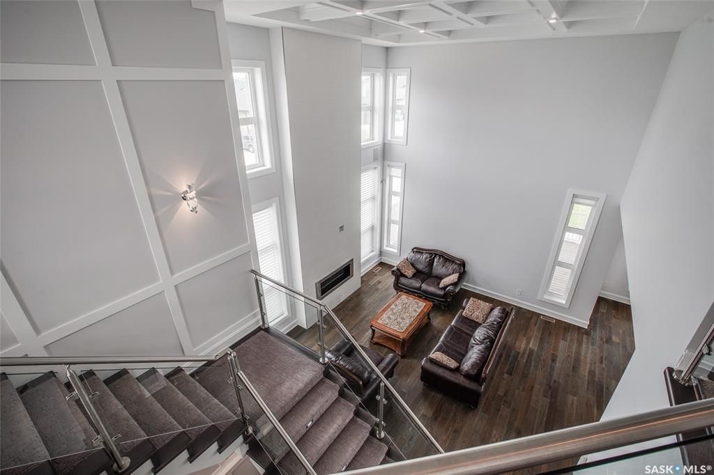 稀缺Rosewood小区背靠绿地，近湖私密，步行至小学，近2400尺4房5卫独立屋出售。前样板间，过8000尺大地块，里外顶级装修配置，挑高18尺高跃层吊顶客厅，开放式设计，顶配装修大尺寸厨房，卫浴，多面大窗户采光极佳，每个卧室均有独立洗手间配置。地下室装修有大活动厅 - 7