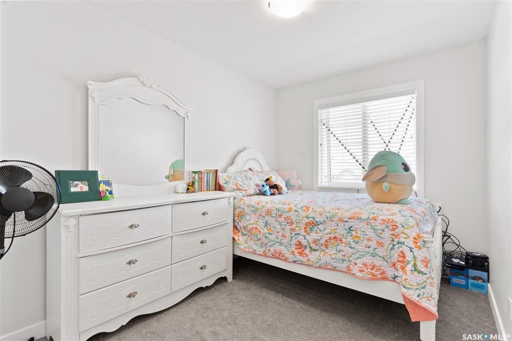 Evergreen小区2021年建1535尺3房3卫边户联排出售，带连房子双车库外加双车道，独立院子。一楼9尺层高，开放式设计，多窗户好采光。客厅带壁炉造型墙，厨房大理石台面，升级橱柜，另有独立收纳间，不锈钢家电，抽油烟机外排。二楼有3个大卧室外加一个多功能厅。主卧带步入式衣柜和 - 16