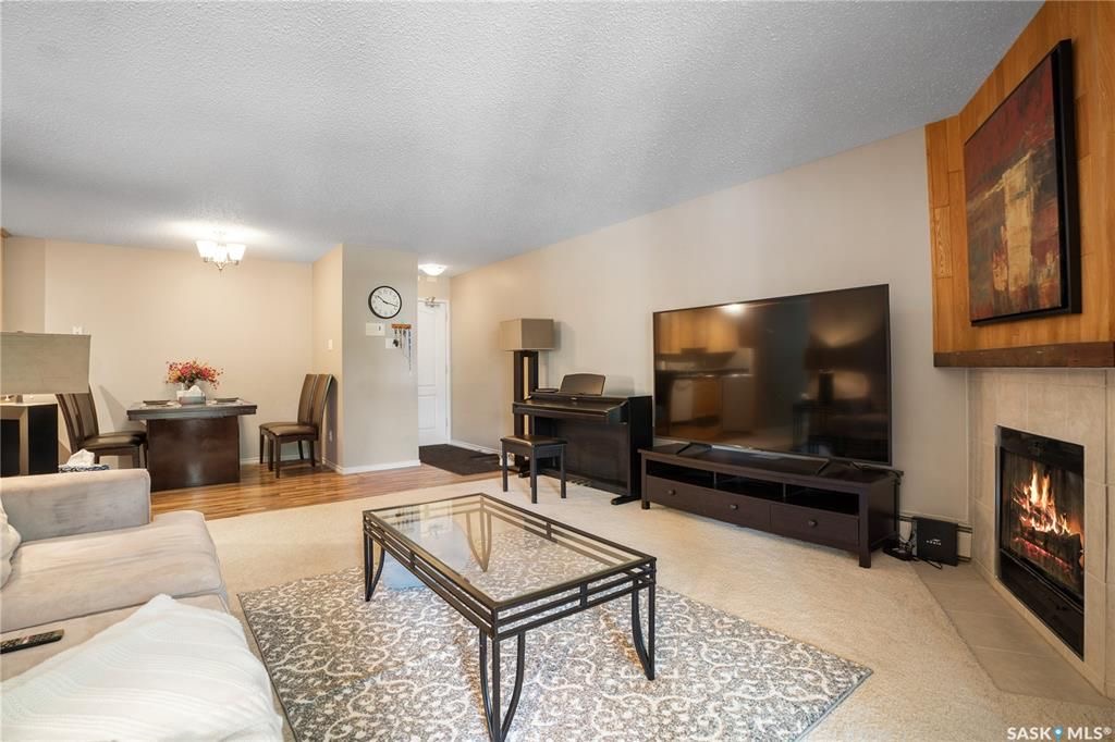 Wildwood小区核心路段3房2卫边户公寓出售，步行至8街购物，小学，公园，游泳馆，室内网球，图书馆。带大露台及储物间，双车位，枫木厨房大理石台面，明亮客厅带电子壁炉，主卧带独立洗手间。独立洗衣机烘干机（2022新换）。社区有健身房，壁球，桌球设施。可自住或投资。挂牌价格：$1 - 9