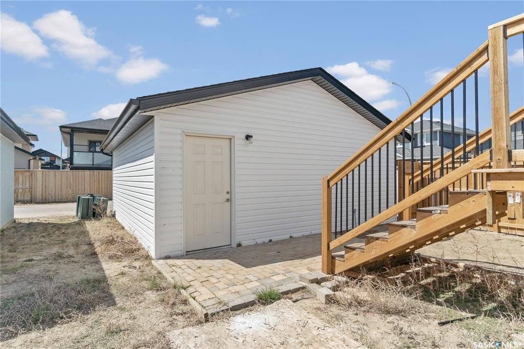 Aspen Ridge小区超大尺寸2016尺两层独立屋出售。好采光，保养如新，高档装修：9尺层高，实木地板，大理石台面，壁炉，不锈钢家电。主层有额外书房，二楼4个大卧室，地下室保温完成。带露台和独立双车库。挂牌价格：$499000。 有意请联系地产经纪Gary Gai 30634 - 24