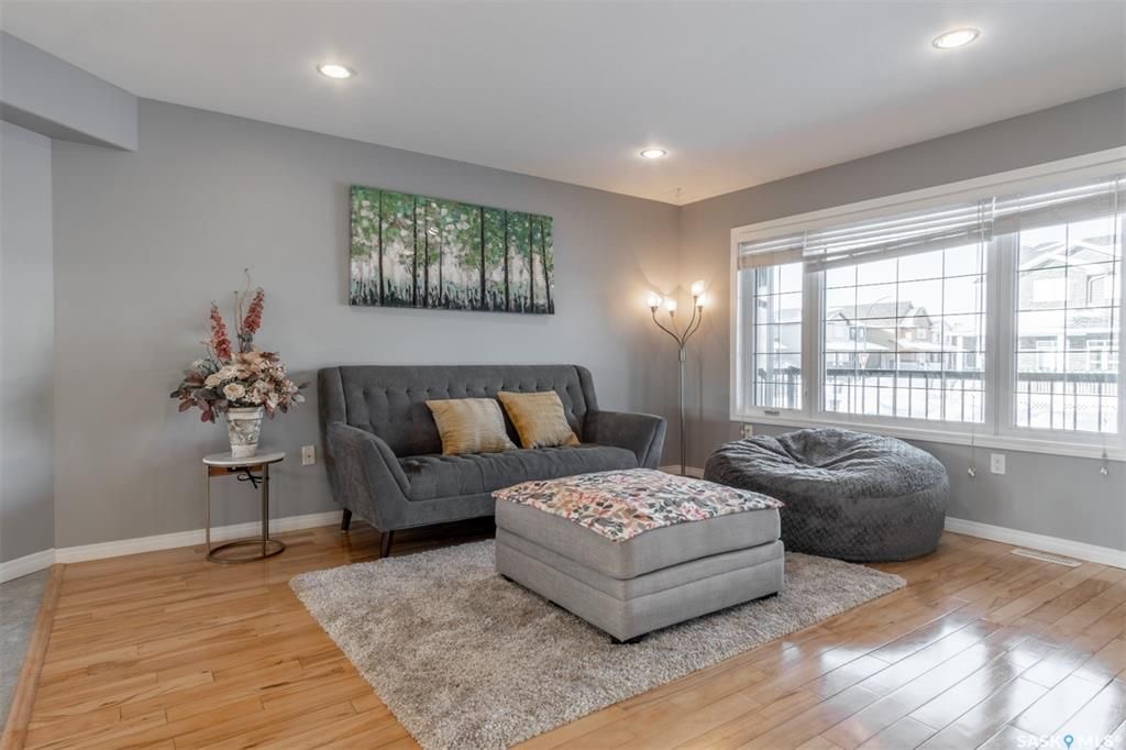 Willowgrove小区安静核心路段4房4卫独立屋出售。步行百米至两所小学，步行15分钟可至百年高中及附近购物。房屋全新刷漆保养如新。开放式设计，实木地板，理石台面，枫木橱柜。二楼三个卧室均更新为木地板，大主卧带独立洗手间配有冲浪浴缸。地下室加高层高，装修有一房一厅一卫。另有朝 - 5