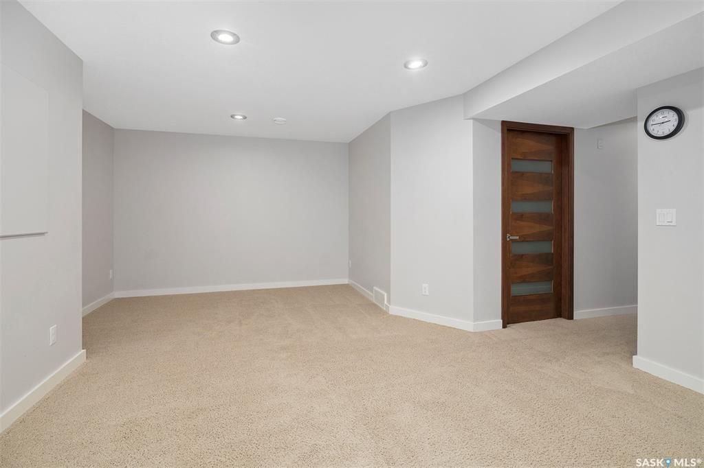 Willowgrove小区2012年建3房3卫1340尺安静边户联排别墅出售。地理位置安静私密，面朝农田美景，主卧窗户可赏北极光。房屋年代新，整体保养好。交通便利，可步行至两所小学和公园，近百年高中，近购物中心。一楼多窗户自然光充足，客厅宽敞明亮。新换地板，理石台面，纽约现代风橱 - 24