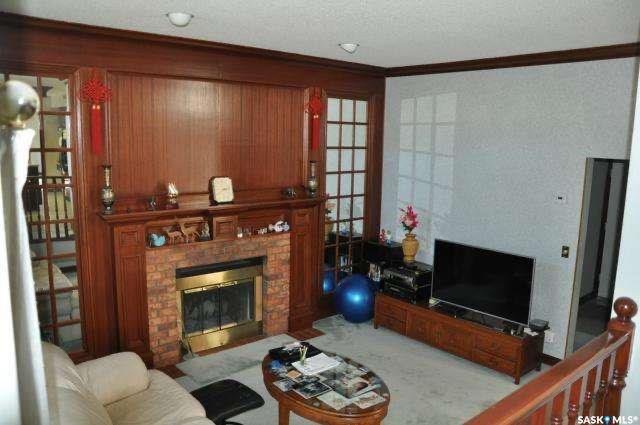 近1万尺超大地块，Erindale小区最佳路段，安静私密。前样板间，2123尺两层独立屋出售。4房4卫。功能性极好格局，双客厅，双餐厅（含正餐厅）。9-10尺层高。主卧洗手间带按摩浴缸。地下室完整装修有一厅一房一洗手间。可步行至小学，公园等。挂牌价格：$499000。 - 6