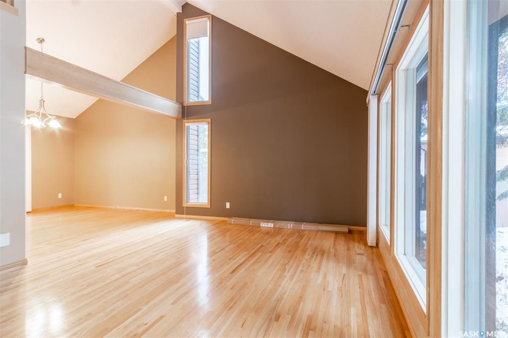 LAKEVIEW小区2308尺5室4卫双层独立屋出售。超大扇形地块11000尺，位于安静核心街区，步行至小学，近公园购物交通便利。高品质装修，全新实木地板，翻新厨房橱柜，全花岗岩台面，双客厅（前厅后厅宽敞），双餐厅（含正餐厅）。主卧带超大独立步入衣帽间，大浴室双洗手台浴缸淋浴分离 - 6