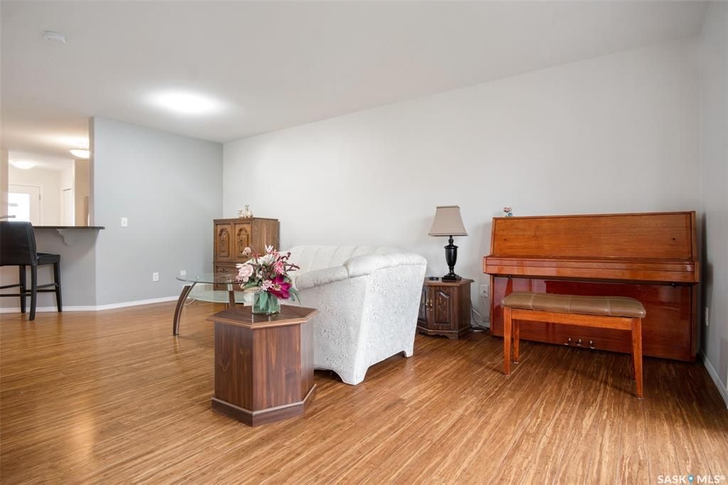 Willowgrove小学边3房4卫联排出售。步行至百年高中，公园超市购物，封闭小区1330尺，2007年建，保养如新。一楼大厅实木地板，枫木橱柜大厨房，2 楼两个大卧室各自带独立洗手间，地下室装修一房一厅一卫。另有一车库一车位。挂牌价格 $329900。详情联系Royal Le - 8