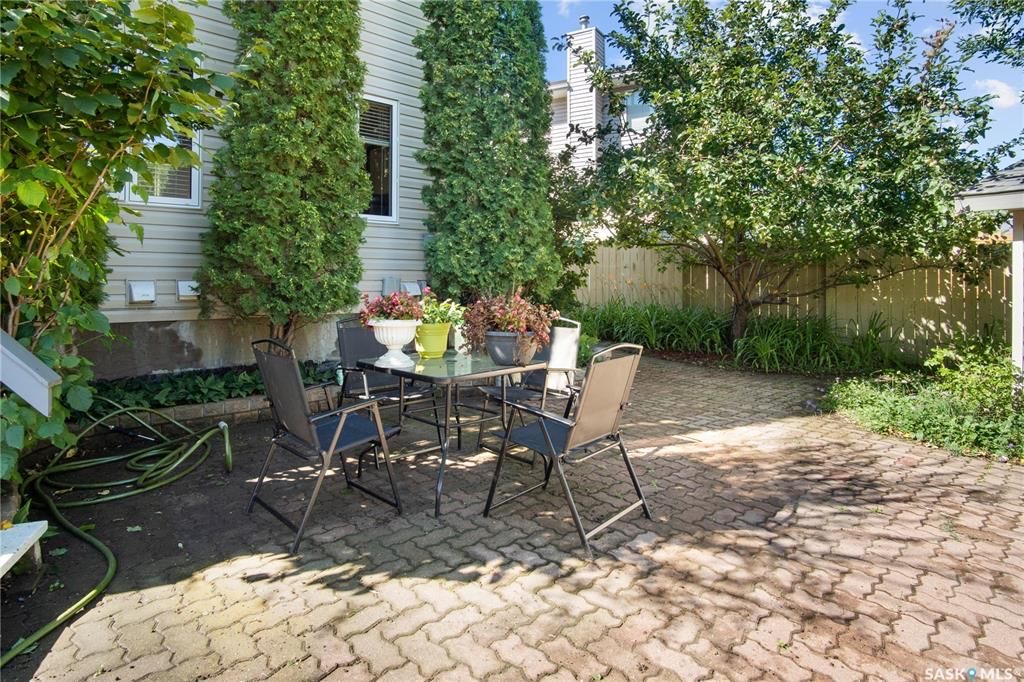 Arbor Creek小区2001年建1850尺4室4卫双层独立屋出售。大地块9000尺+，位置佳，步行小学，近公园，生活设施齐全，周边交通便利。一层挑高，前厅，正餐厅，宽敞明亮大客厅，天然气壁炉。开放式全新装修厨房，大理石台面，全新不锈钢家电，还有大量的储物空间。餐厅大落地窗， - 24