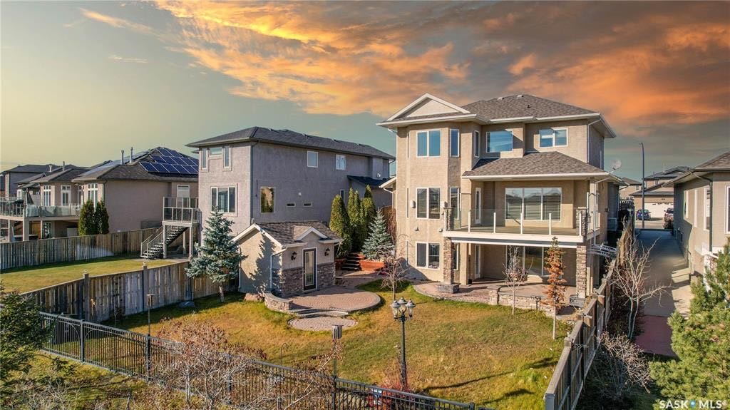 Willowgrove小区2317尺4房+1书房双层独立屋出售。位置极佳，背靠绿地和公园，两所小学，步行两所高中，周边交通便利，生活设施齐全。一层挑高9英尺，超大开放式大厅，带一个天然气壁炉。厨房枫木橱柜，花岗岩台面，储物空间充足，独立食物柜。一楼另带一间书房，也可作为卧室或正式 - 6