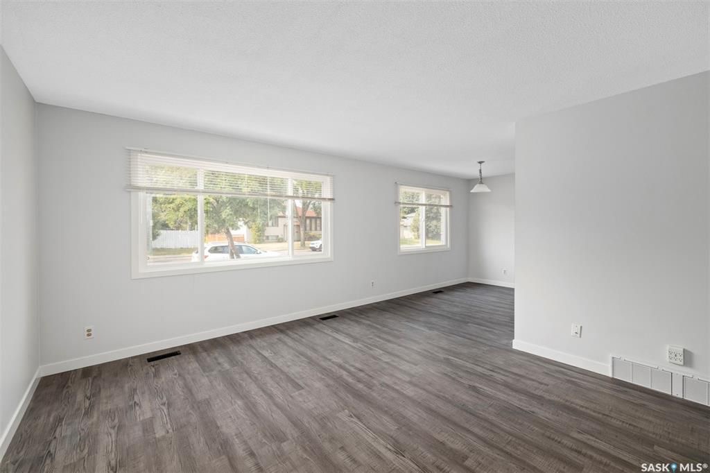 West College Park 步行100米至Evan Hardy小学，全新装修5房5卫独立屋出售，地下室带2室2书房3洗手间独立厨房出租套间。本地人业主。楼上3房2卫，主卧带洗手间，新窗户，新地板，新台面，但车库外加5车位。布局合理，适合自住加投资。开价$415000 - 4