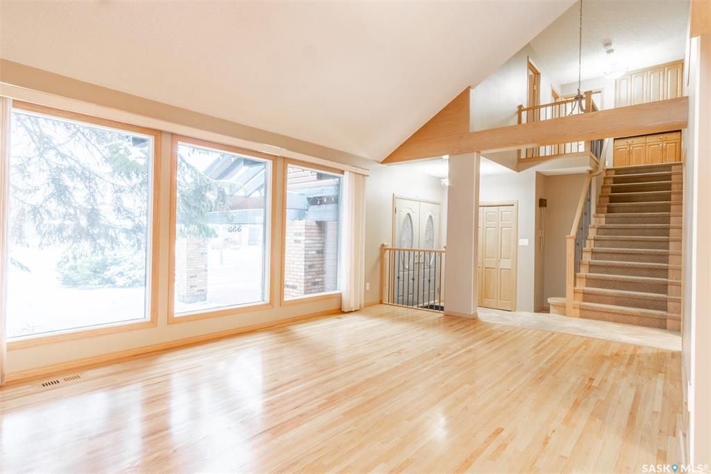 LAKEVIEW小区2308尺5室4卫双层独立屋出售。超大扇形地块11000尺，位于安静核心街区，步行至小学，近公园购物交通便利。高品质装修，全新实木地板，翻新厨房橱柜，全花岗岩台面，双客厅（前厅后厅宽敞），双餐厅（含正餐厅）。主卧带超大独立步入衣帽间，大浴室双洗手台浴缸淋浴分离 - 4