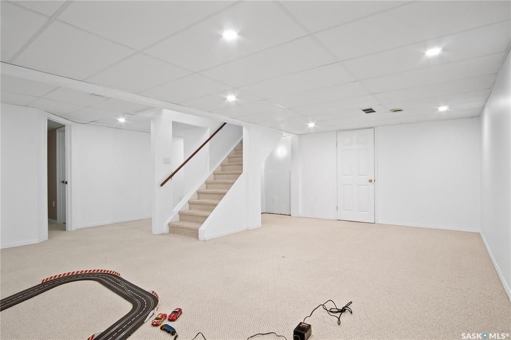 Arbor Creek小区2001年建1850尺4室4卫双层独立屋出售。大地块9000尺+，位置佳，步行小学，近公园，生活设施齐全，周边交通便利。一层挑高，前厅，正餐厅，宽敞明亮大客厅，天然气壁炉。开放式全新装修厨房，大理石台面，全新不锈钢家电，还有大量的储物空间。餐厅大落地窗， - 20