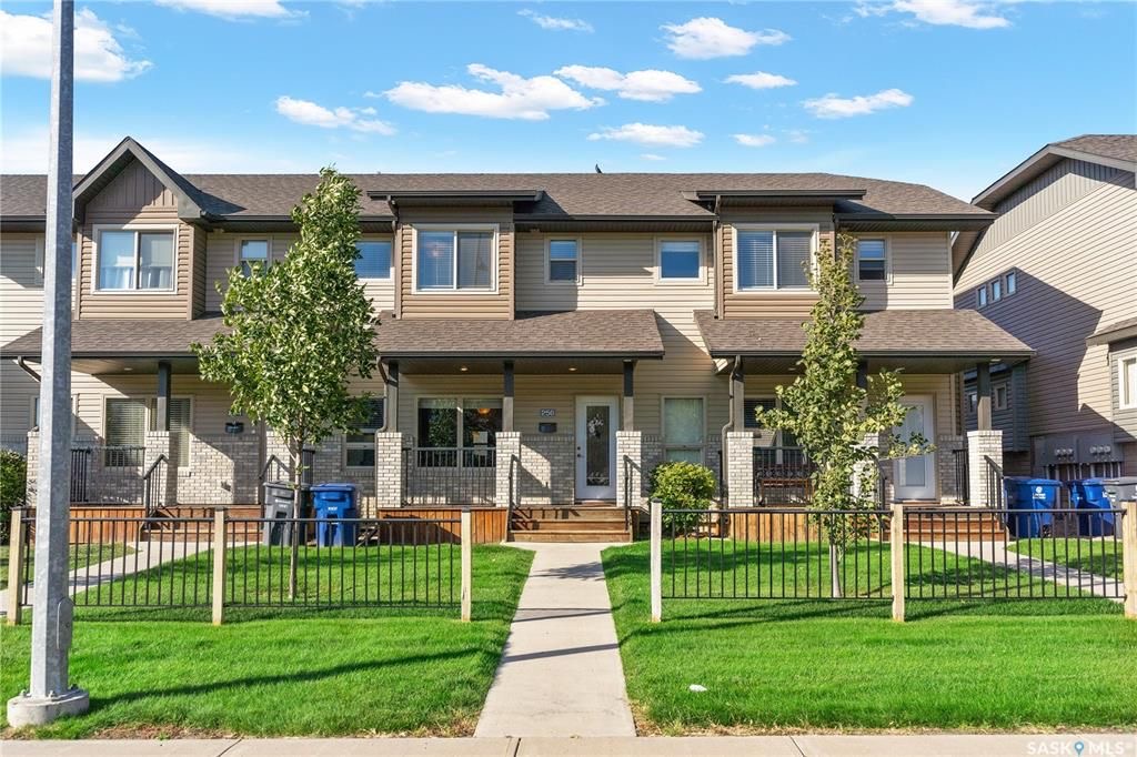 Evergreen小区核心路段2014年建1314尺3房3卫联排别墅出售。房屋状况如新，可步行至小学和公园，近高中近购物。一楼客厅宽敞明亮，9英尺层高，高级复合板地板，全花岗岩台面，枫木橱柜带阻泥，厨房不锈钢家电齐全。二楼3个大卧室，洗衣房，超大主卧带完整洗手间和步入式衣柜。地下 - 4