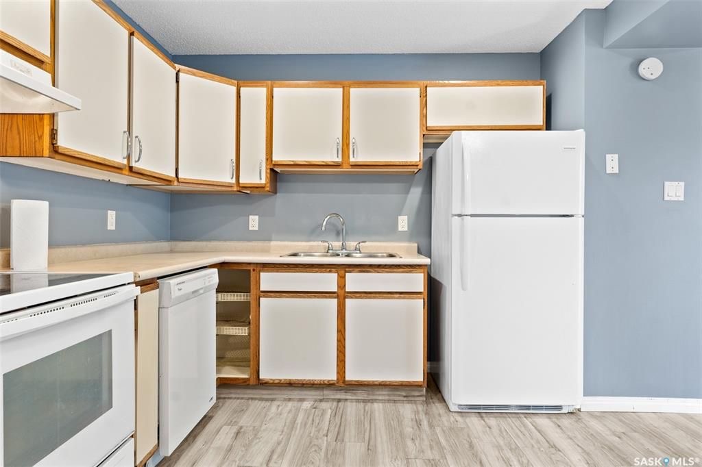 Sutherland小区4 房3卫联排出售。本地人业主，位置便利，近大学。连房子单车库外加一个室外车位。大窗户明亮，新不锈钢家电，新合成板地板和部分地毯，地下室完整装修有一房一厅一简易厨房水吧，另外带一独立露台。房屋近期更新，维护好。挂牌价格：$235000。 有意请联系地产经纪 - 11