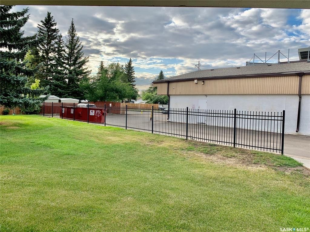 FOREST GROVE小区890 尺2室1卫公寓出售。位于离大学最近的区域之一，步行百米内至小学，步行至高中，近公园，商圈，且公交线路发达，交通便利。两间大尺寸卧室，各带大衣橱。一层公寓，含阳台，阳台外即草坪绿地，阳台带一储物间。一个地上车位，独立洗衣烘干机。挂牌价格：$115 - 5