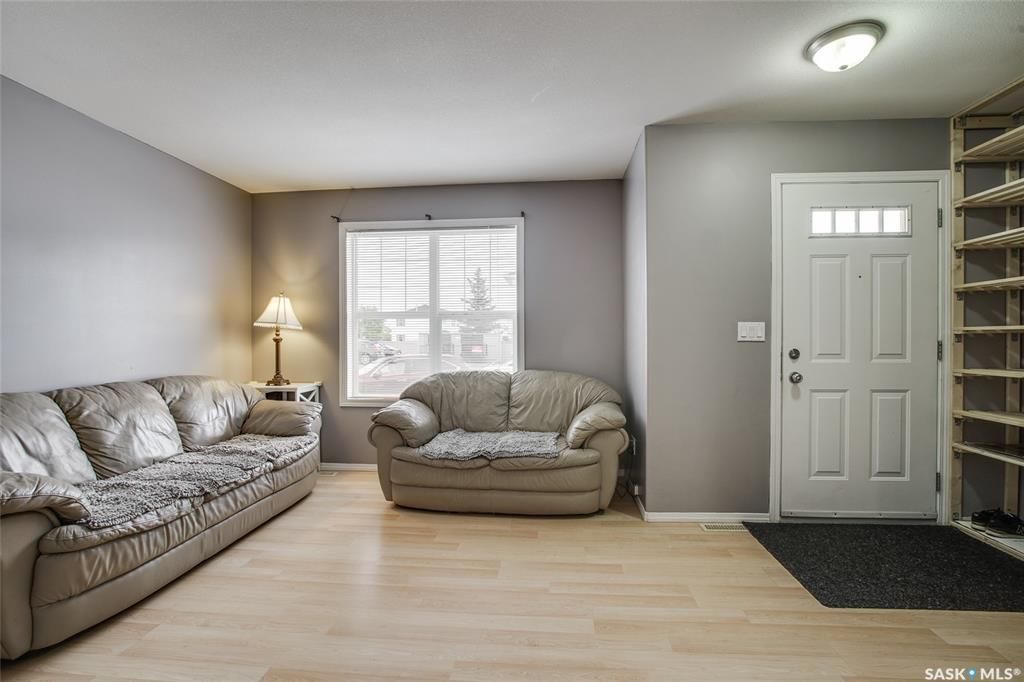 Lakewood小区2003年建3室2卫联排，安静边户，2车位，独立露台，空调。地下室完整装修有1个多功能厅。可以步行至附近商业购物方便，近小学。状况好，保养如新，开价$234900 有意请联系地产经纪Gary Gai - 7