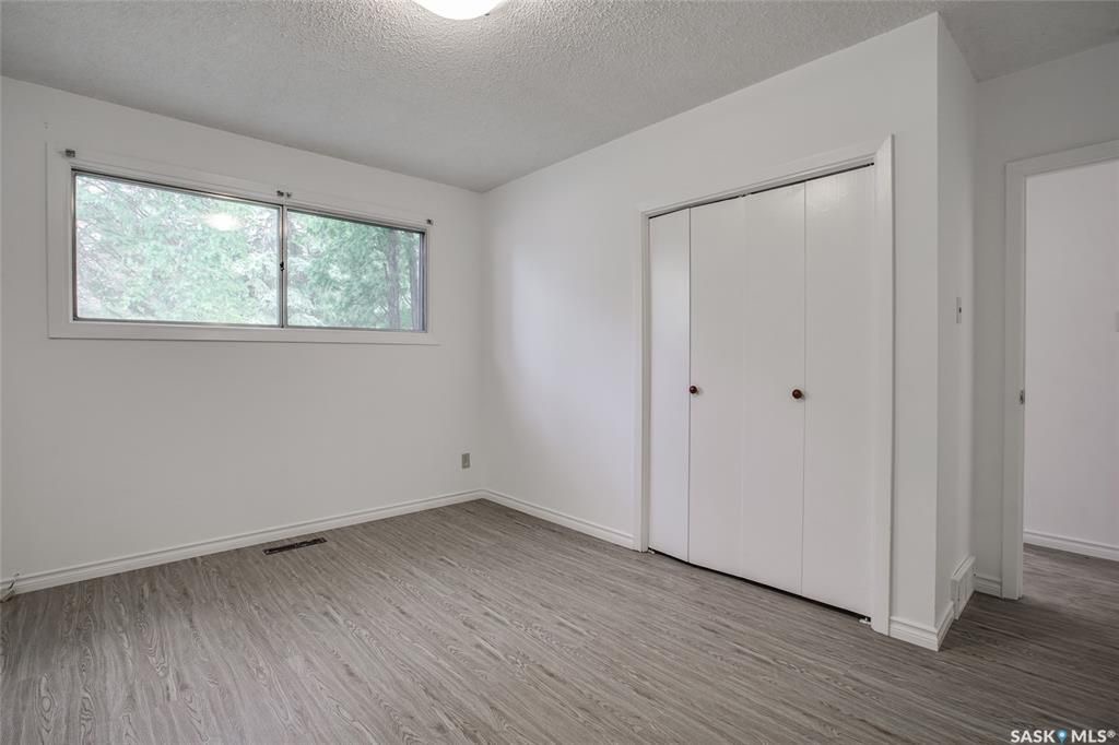 Greystone Heights小区近8街购物，近大学，近小学1082尺独立屋4房2卫（含1室1厅1厨1卫独立出入合法出租地下室套间）出售，全新刷漆，全新地板，全新车道，近期更新有锅炉瓦片热水器等。挂牌价格：$379900。详情请联系地产经纪Gary Gai 盖王睿 - 7