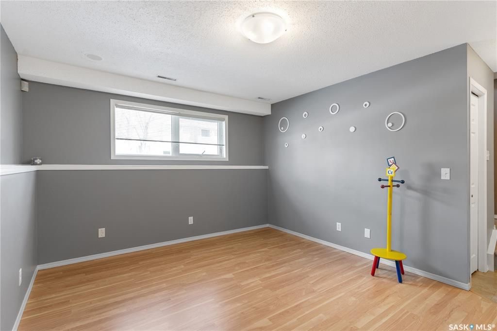 Wildwood小区错层边户联排出售。3房2卫连房子单车库外加室外双停车位，后院露台。主层挑高天花板，合成板地板，半地下室大窗户，近期更换高校锅炉和热水器。房屋保养优，采光好，近公园，学校，购物。挂牌价格 $305,000。详情联系地产经纪Gary Gai 盖王睿 3063413 - 19