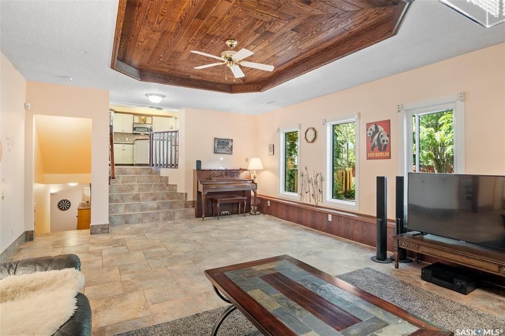 Lakeridge小区，背靠小学公园，扇形超大地块，2300尺4房3卫3厅2饭厅独立屋出售。保养极佳，大PVC窗户。明亮挑高大客厅，开放式大厨房。二楼3个大尺寸卧室，超大主卧带独立洗手间有步入式衣柜。三楼有超大家庭活动空间带壁炉，一间洗衣房，一间空房可用作书房或卧室。四楼全地下有 - 7