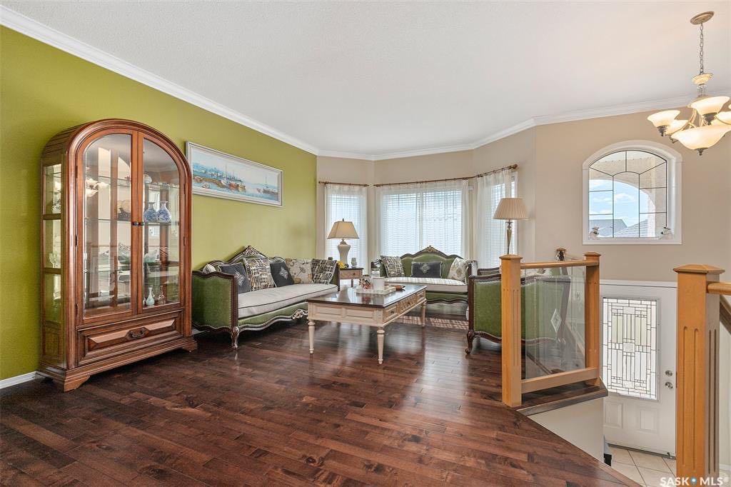 Silverspring小区最优路段之一，背靠公园步道，好风景，好彩光，2003 年建，1405 尺 bi level 错层 5房3卫，Royalty建商，实木地板，多窗户， 上下挑高层高，地下室大窗户，新热水器，加大双车库。精心保养。大地块，私密好院子。挂牌价格：495000。 - 6