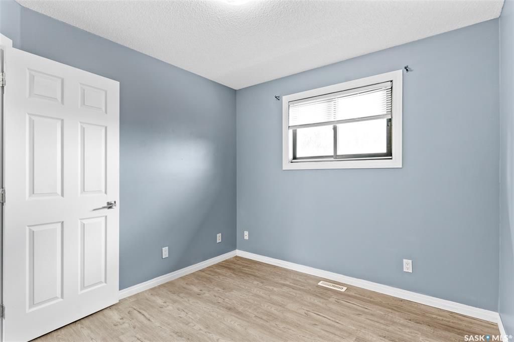 Sutherland小区4 房3卫联排出售。本地人业主，位置便利，近大学。连房子单车库外加一个室外车位。大窗户明亮，新不锈钢家电，新合成板地板和部分地毯，地下室完整装修有一房一厅一简易厨房水吧，另外带一独立露台。房屋近期更新，维护好。挂牌价格：$235000。 有意请联系地产经纪 - 16